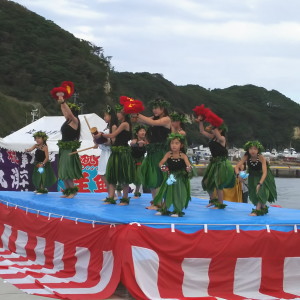 10/15(日)に開催されました「江名の町　海あるき町あるき」に出店しました。お昼ごろから、あいにくの雨となりましたが、当店自慢のタコ・イカを販売。カネセン名物「タコのねぎ塩焼き」は、多くの美味しいとの声をいただきました。