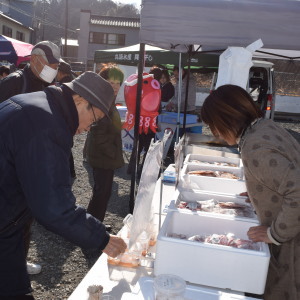 2/3(土)～2/5(月)に旧中之作港前で開催されました、「つるし雛飾りまつり」に出店しました。お客様に「カネセンさんのこれを買いに来たの」と言っていただけて、大変感激しました。