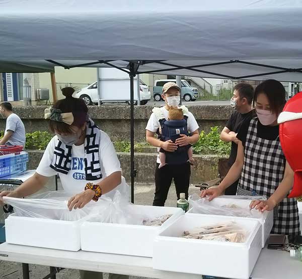 旧中之作漁港前で開催されました「中之作つるし雛飾り祭り」に中之作水産加工組合のみんなと出店しました。生暖かい強風が吹く中、遠くからいらしたお客様に当店自慢のタコ・イカ製品をお買い上げいただきました。ありがとうございました。